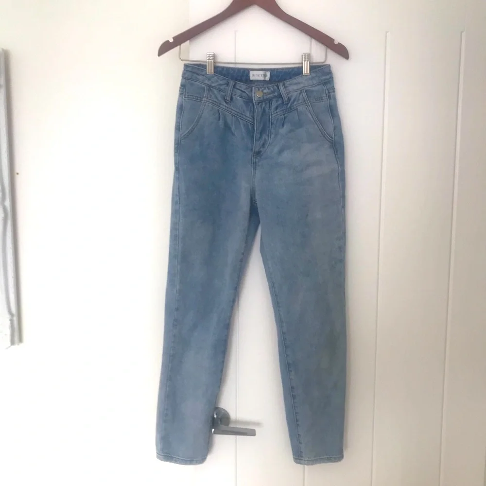 High rise butt fly cropped jeans. - Picture 4 of 9